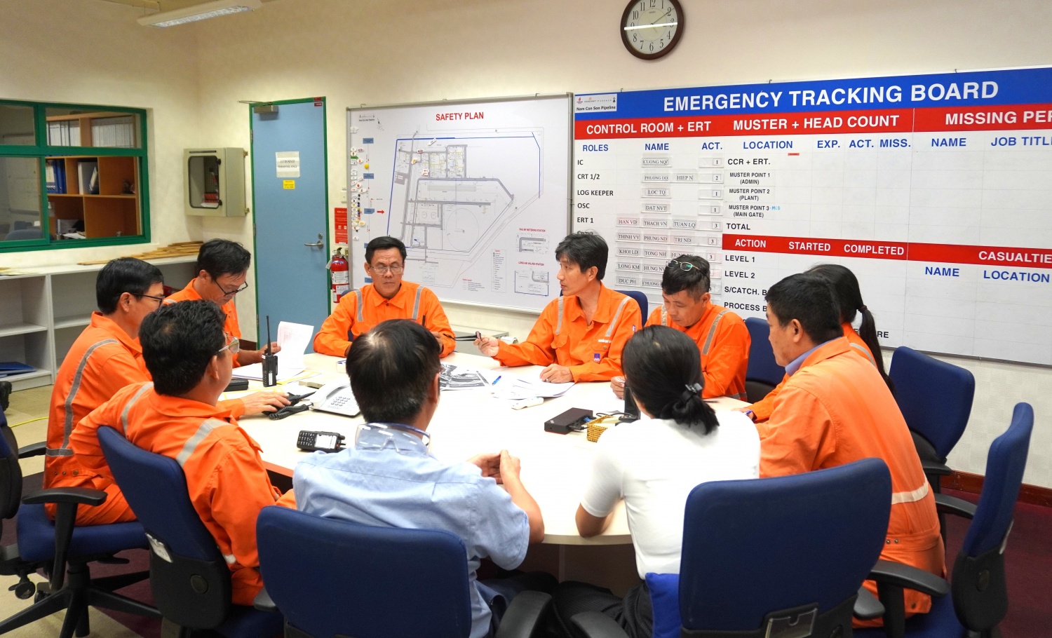 Cán bộ công nhân viên, người lao động PV GAS trao đổi tại phòng điều khiển, chủ động kiểm soát rủi ro trong hoạt động vận hành